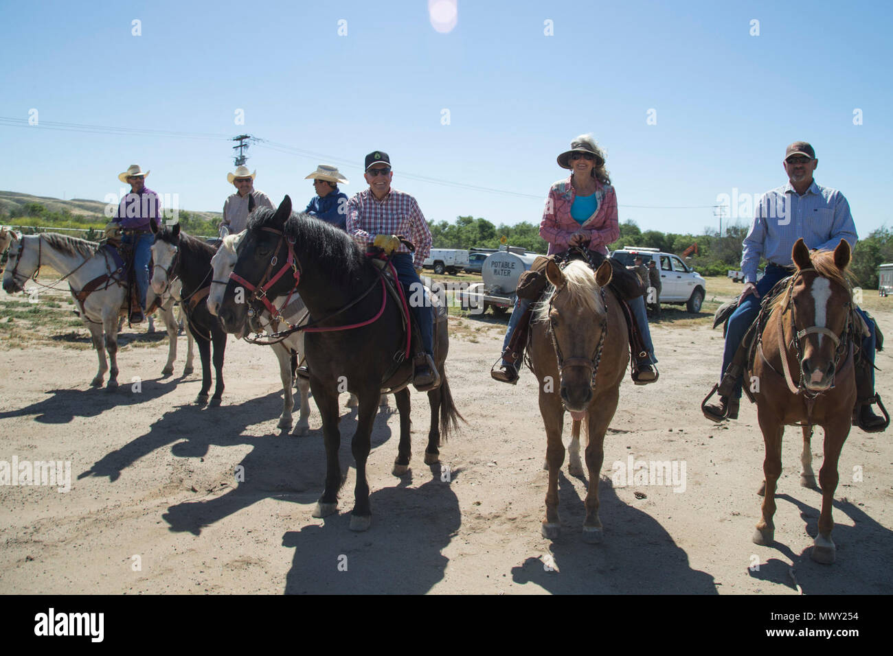 De Anza und Portola Reiter posieren für ein Foto am Anfang eines 25-Mile trail Ride feiert das 75-jährige Jubiläum der Camp Pendleton, 29. April 2017. Stockfoto