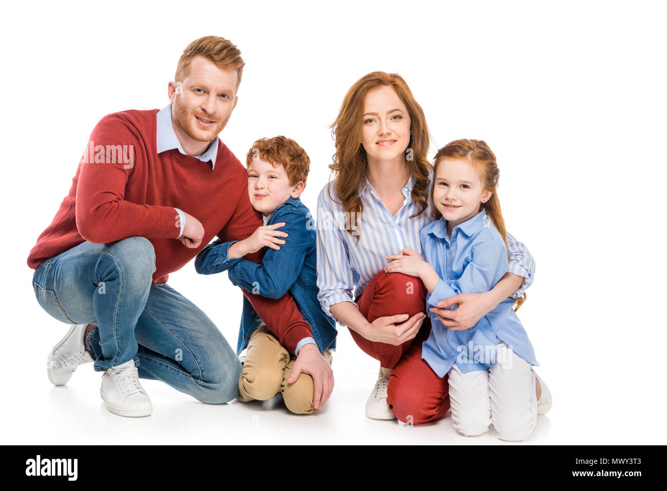 Glückliche Eltern mit entzückenden kleinen Zicklein an der Kamera lächelnd isoliert auf weißem Stockfoto