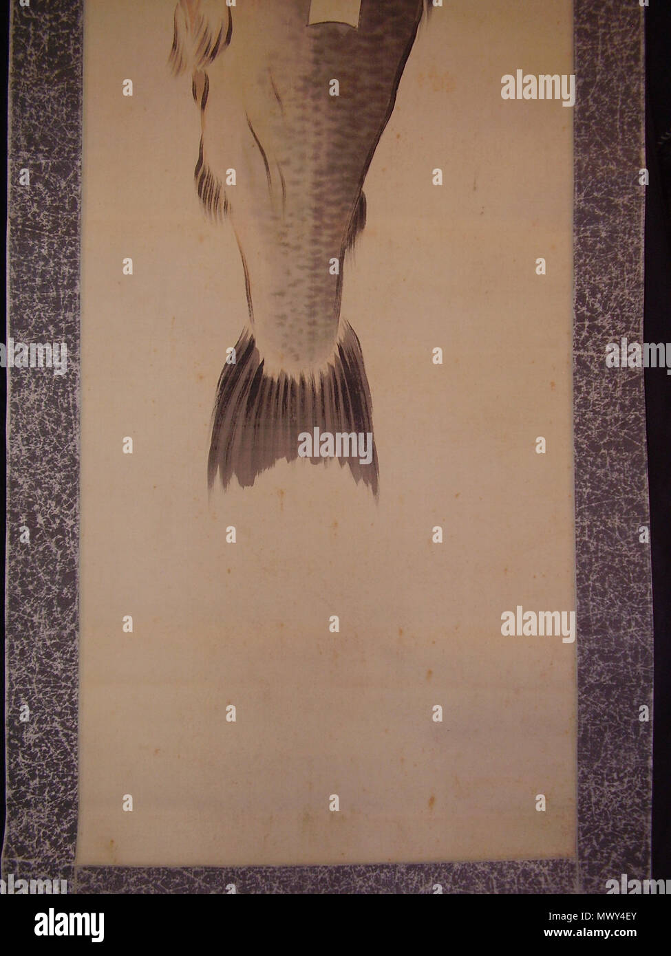 . Englisch: im japanischen Stil gesalzenen Lachs, am Seil durch die Kiemen, mit einem label-Tag, als auch für den Verkauf in einem Markt/Shop; Artist's Signatur & Dichtung am Tag eingefügt; Artist (noch) nicht erkannt, sehr späten 19. und frühen 20. Jahrhunderts. Malerei auf Seide, Scrollrad montiert. sehr späten 1800s - 1900s. Artist (noch) nicht erkannt), Foto: Benutzer: Lx 121 540 gesalzen. Lachs. Japanisch. Stil. Malerei. 07. wittig. Sammlung. unten. 02.., 02. Stockfoto