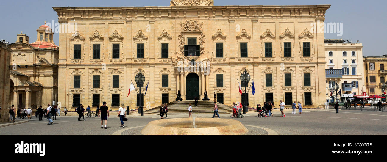 Sommer, der Auberge de Castille Gebäude, Merchants Street, Valletta, Malta. Stockfoto