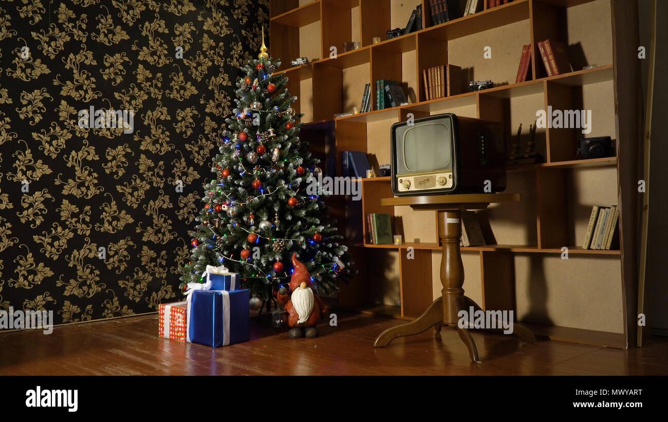 Geschmückten Weihnachtsbaum mit bunten Kugeln und Geschenke. Weihnachten und neues Jahr Innenraum mit Geschenken und Tannenbaum geschmückt. Stockfoto