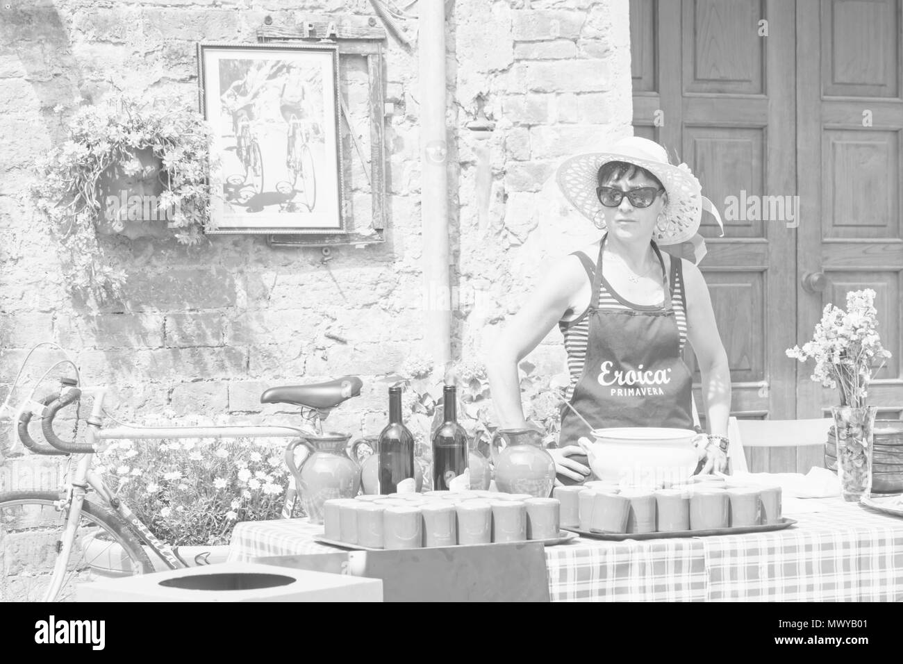 Einkehr in Montisi für Radfahrer, die sich an der Eroica Montalcino, Siena, Toskana, Italien im Mai Stockfoto
