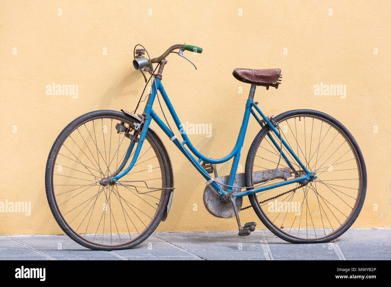 Vintage Bike lehnte an der Wand in Montisi Teilnahme an der Eroica Montalcino, Siena, Toskana, Italien im Mai Stockfoto