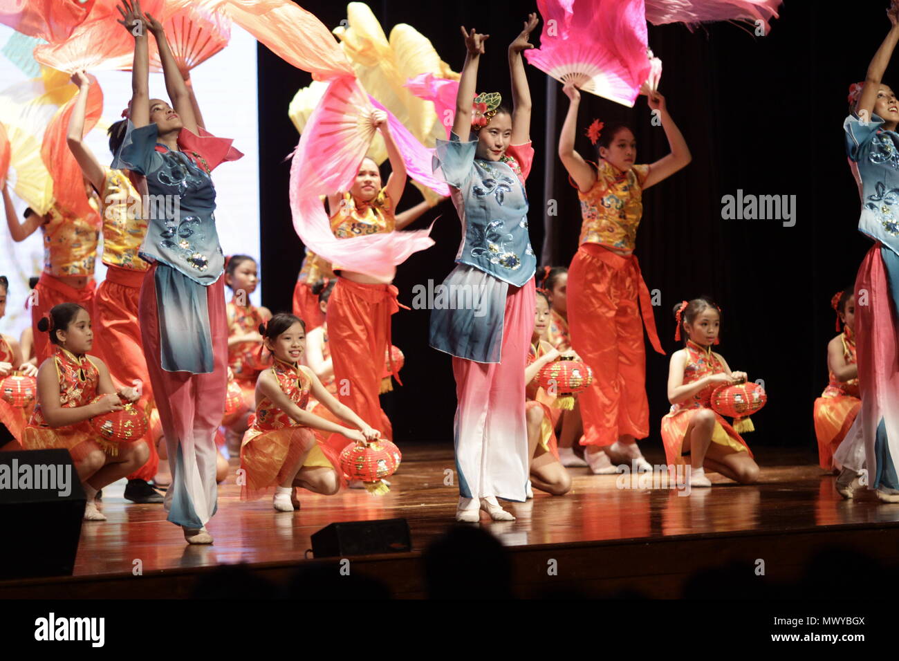 DU fleuve jaune au bleu de l'Océan Indien." Tel est le Titre du Ballett - Schauspiel, Si les Chinois n'étaient pas Venus, il aurait Verhinderter une Couleur à Stockfoto