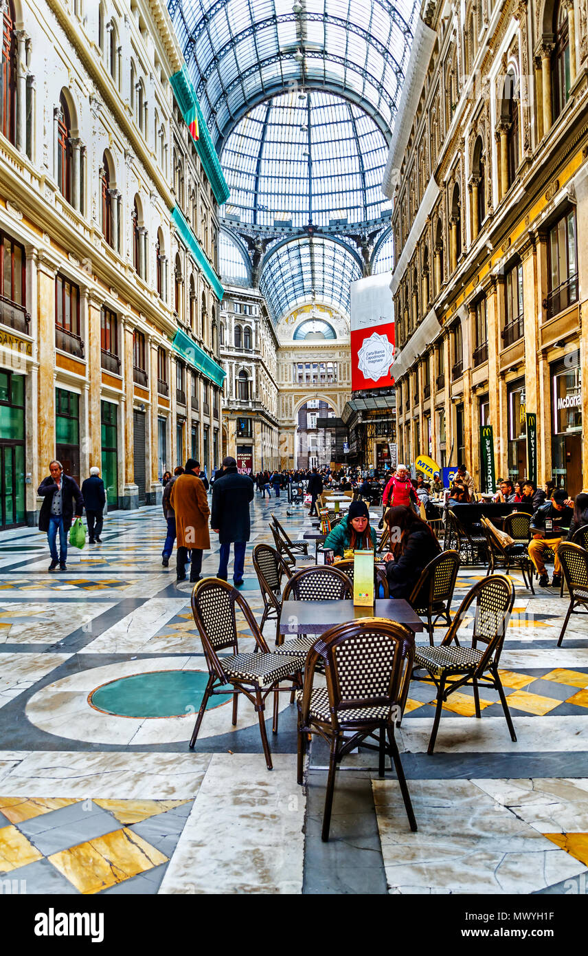 Neapel, Italien - 23. MÄRZ 2018: die Galleria Umberto I ist eine öffentliche Shopping Galerie. Es wurde 1887 - 1891 erbaut. Stockfoto