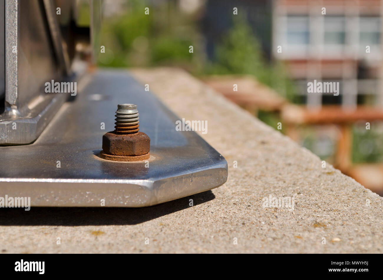 Rostige Schraube in verwitterten Mutter außerhalb Stockfoto
