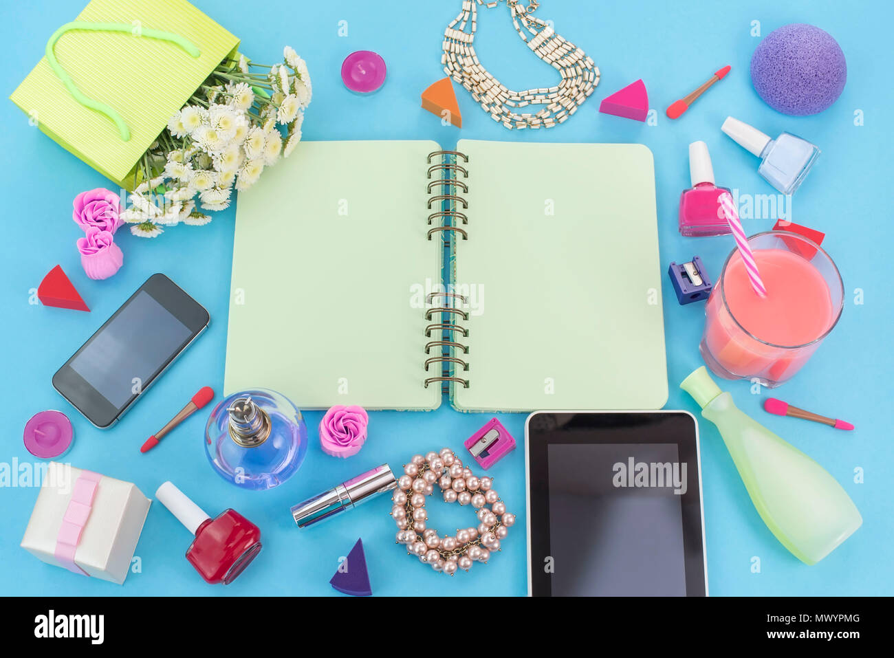 Festliche Hintergrund poster Geschenkbox mit satin schleife Blumenstrauß Perlenschmuck laptop Tablet smartphone Kosmetik Lippenstift parfum Nail cockt Stockfoto