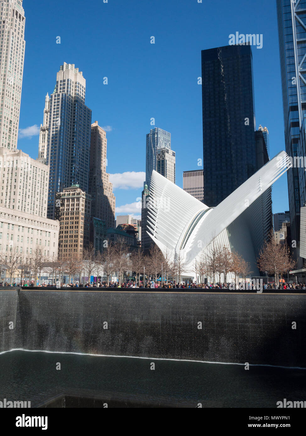 Nationale September 11 Memorial Nord Pool mit dem Oculus im Hintergrund Stockfoto