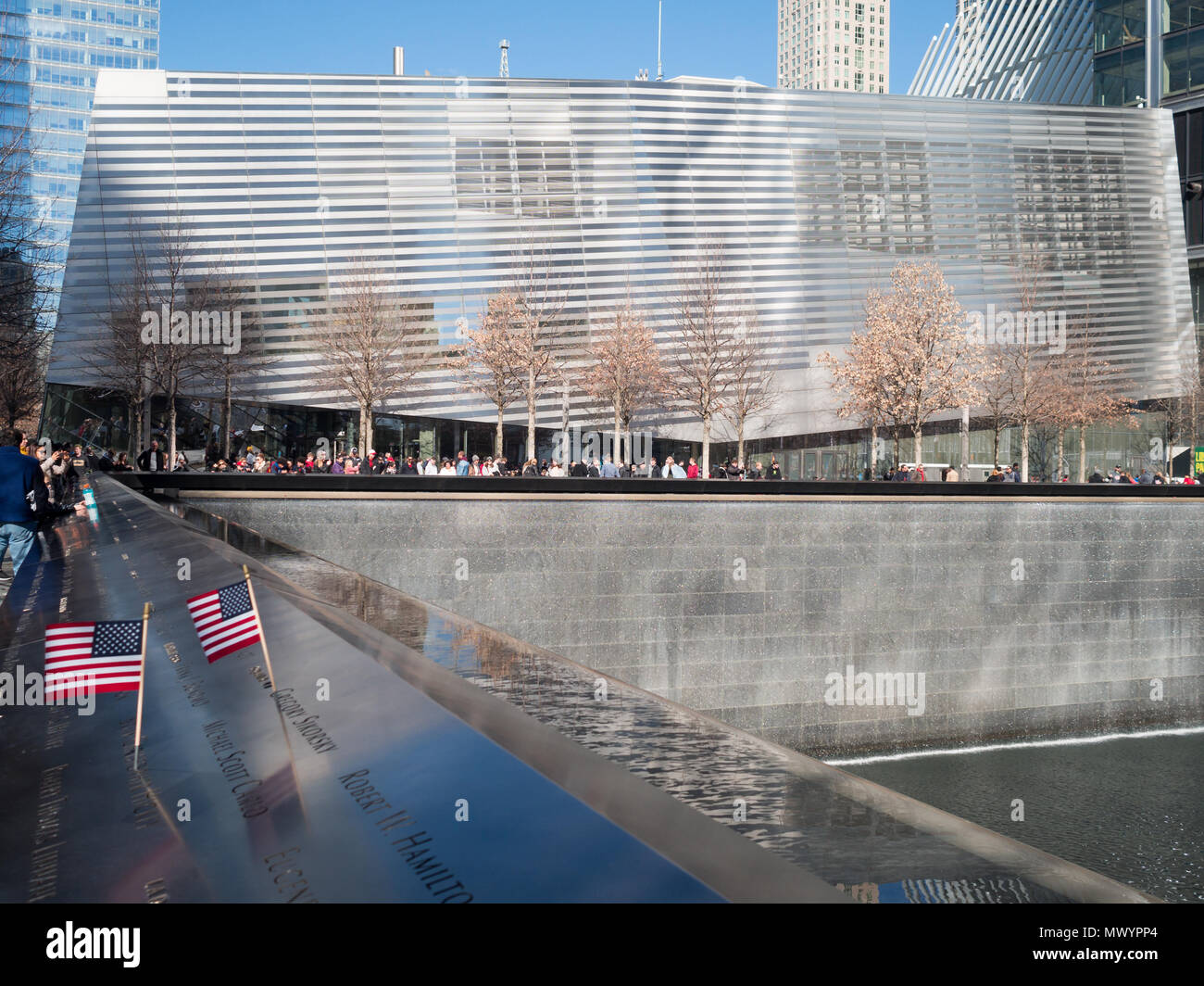 September 11 Museum Gebäude mit dem Süden Pool Denkmal im Vordergrund Stockfoto