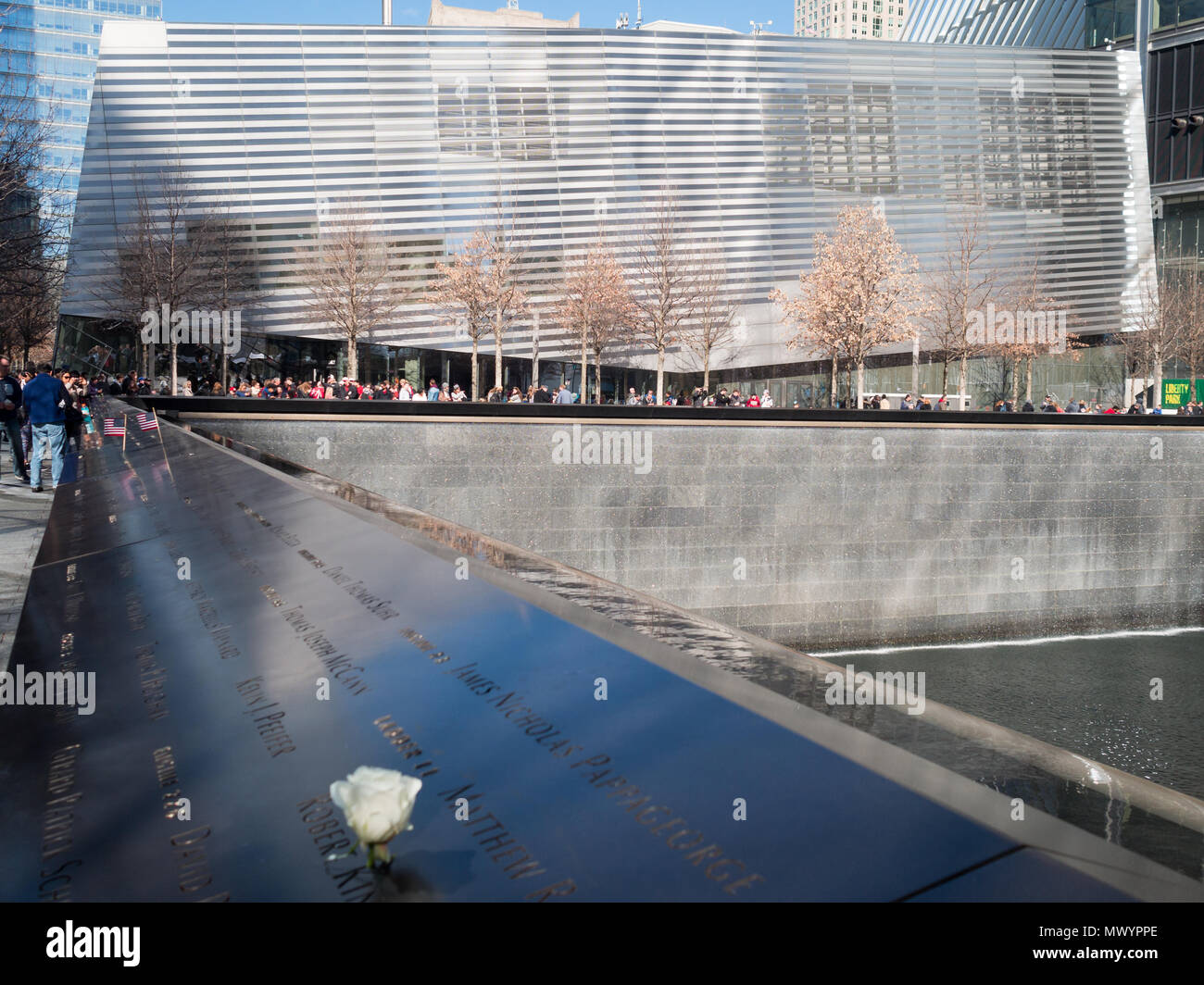 September 11 Museum Gebäude mit dem Süden Pool Denkmal im Vordergrund Stockfoto