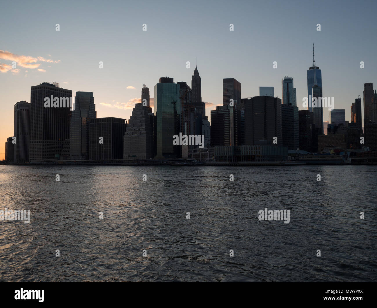 Manhattan Skyline Silhouette aus Brooklyn gegen den Sonnenuntergang Himmel gesehen Stockfoto