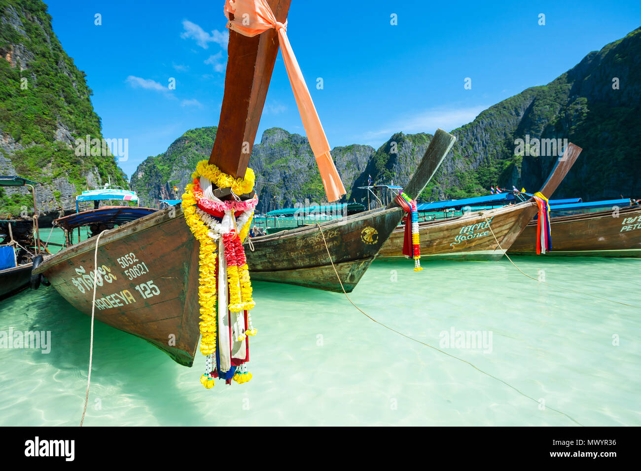 MAYA BAY, THAILAND - 12. NOVEMBER 2014: thailändischen Longtail Boote mit viel Glück Schärpen im Maya Bay, bevor es wegen Überfüllung geschlossen wird Stockfoto