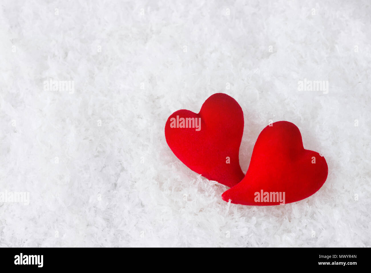 Zwei rote Herzen liegen auf weiße Geschwollene kalten Schnee. Metapher der Liebe. Grußkarten zum Valentinstag mit copy-Raum Stockfoto