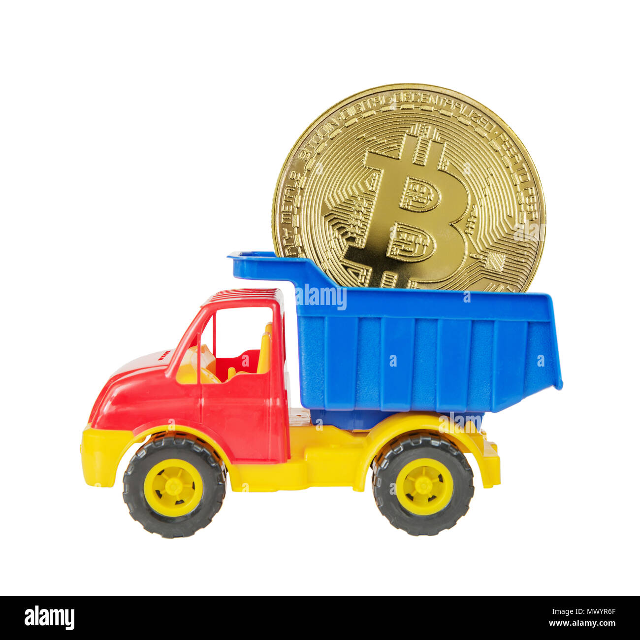 Mehrfarbige Kunststoff Spielzeug Lkw liefert einen symbolischen Münze von bitcoin crypto Währung, neue digitale Geld in cyber Welt, auf weißem Hintergrund Stockfoto