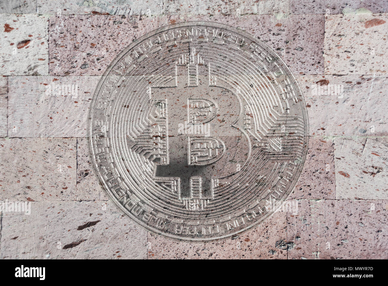 Konzeptioneller Hintergrund erz Wallpaper: eine Wand des natürlichen rosa Tuff mit einem symbolischen Bild des bitcoin, crypto Währung, neue digitale Geld in cyber Welt Stockfoto