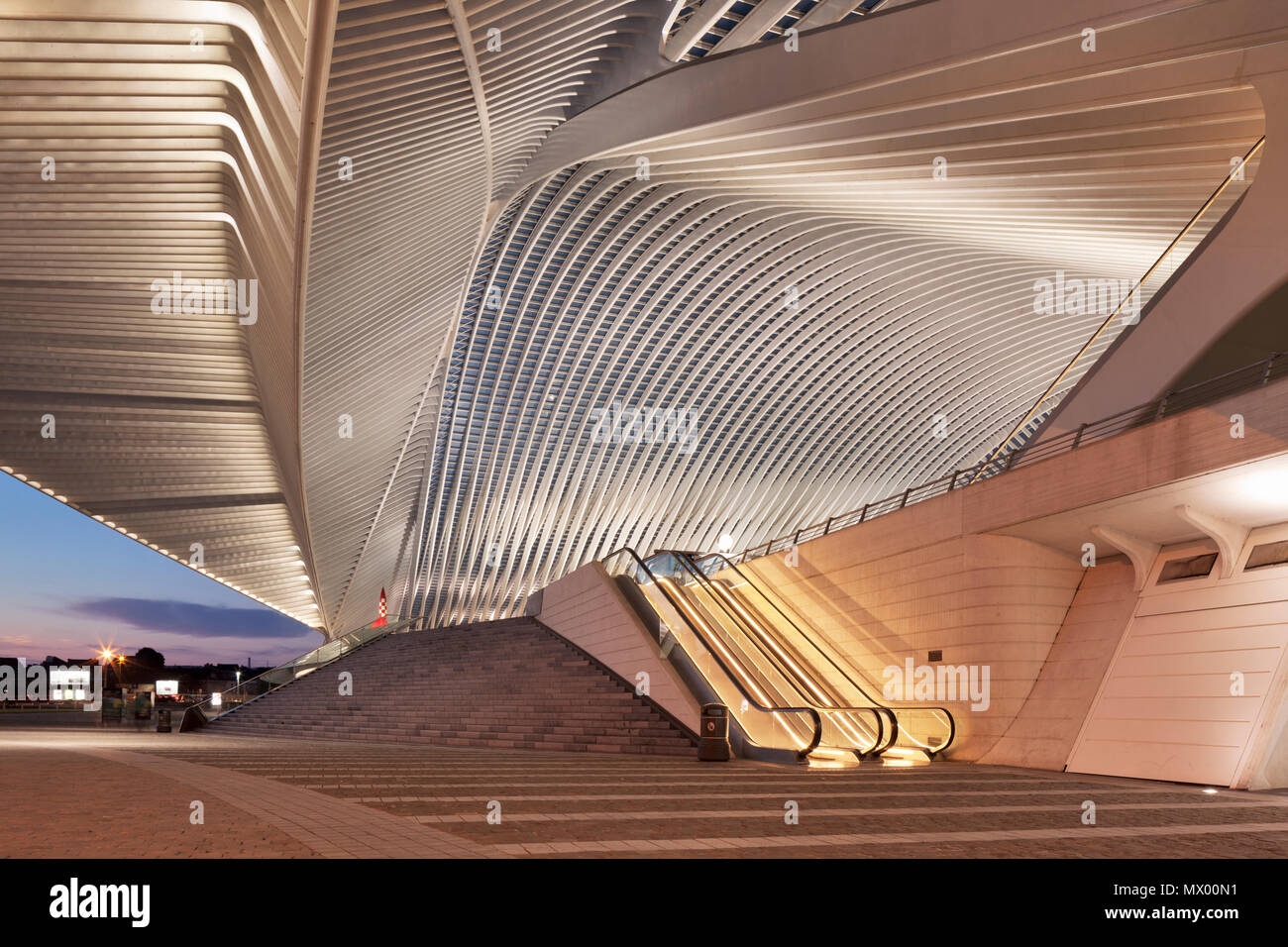 Rolltreppen an der Vorderseite von Lüttich Bahnhof Guillemins, die den Zugang zu den Plattformen geben. Architekt: Santiago Calatrava. Stockfoto