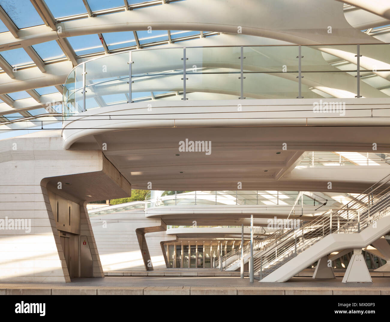 Gehwege über die verschiedenen Plattformen in Lüttich Bahnhof Guillemins. Architekt: Santiago Calatrava. Stockfoto