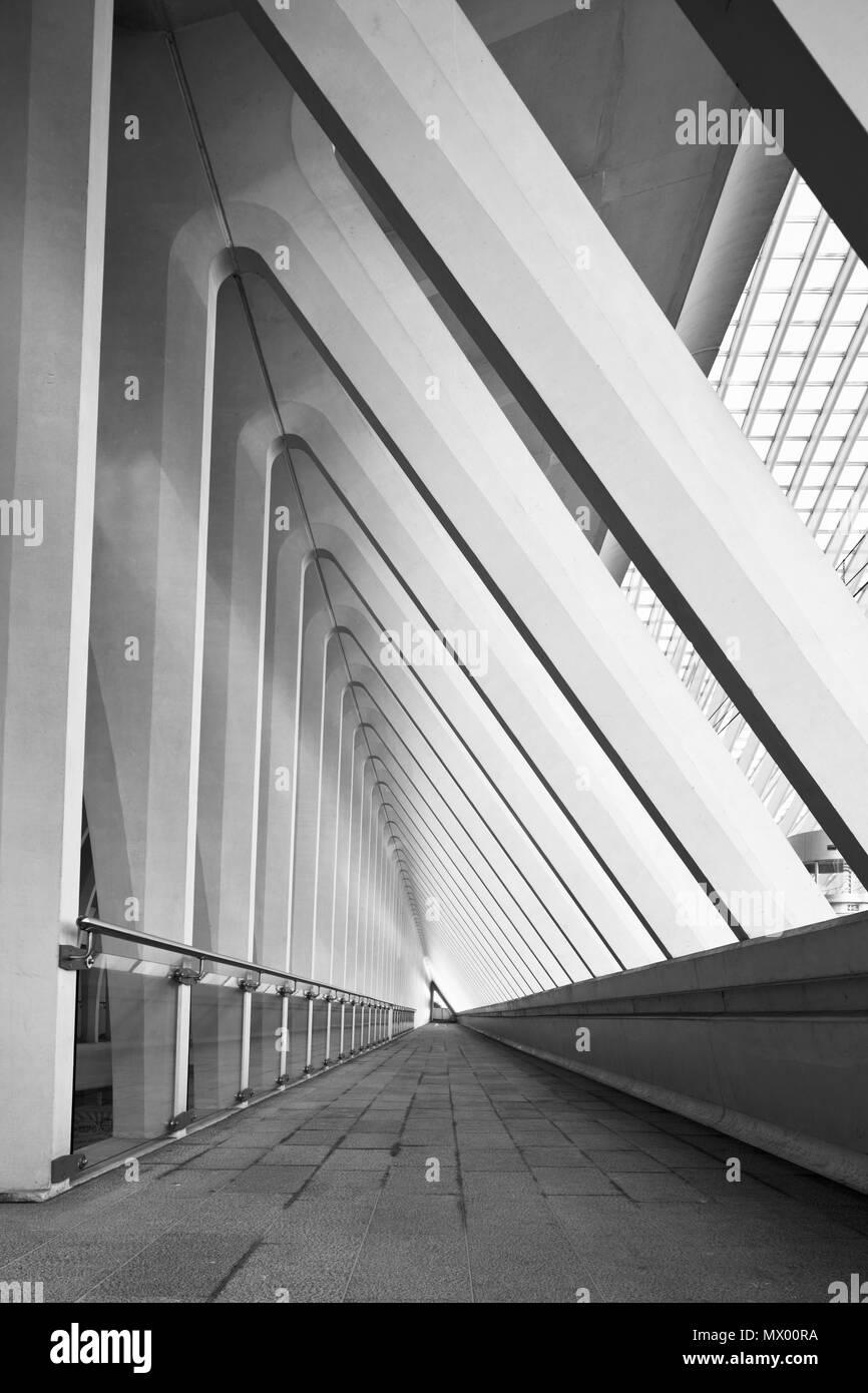 Lüttich Bahnhof Guillemins. Dies ist ein dreieckiges Gehweg neben dem Titel mit Zugriff auf die Ausstellungsräume und die Tiefgarage. Stockfoto