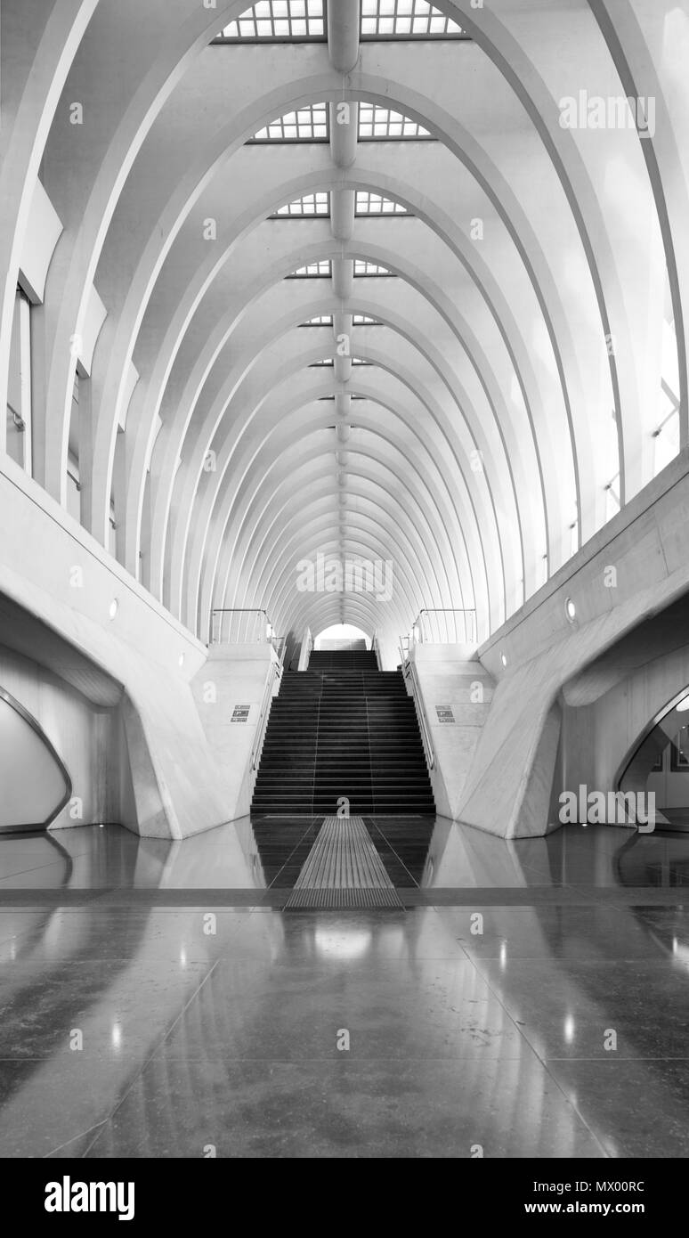 Treppen vom Erdgeschoss in die zweite Ebene, wo die Drop off und Parkplatz von Lüttich Guillemins Bahnhof befindet. Stockfoto