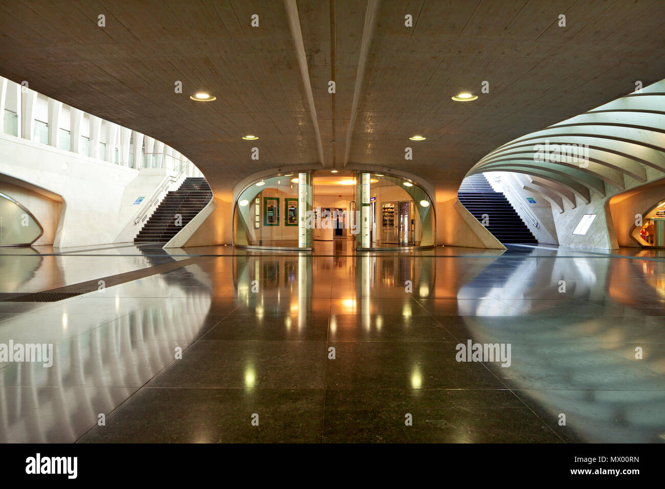 Erdgeschoss in Lüttich Bahnhof Guillemins, das Zugang zu den verschiedenen Plattformen. Santiago Calatrava. Stockfoto