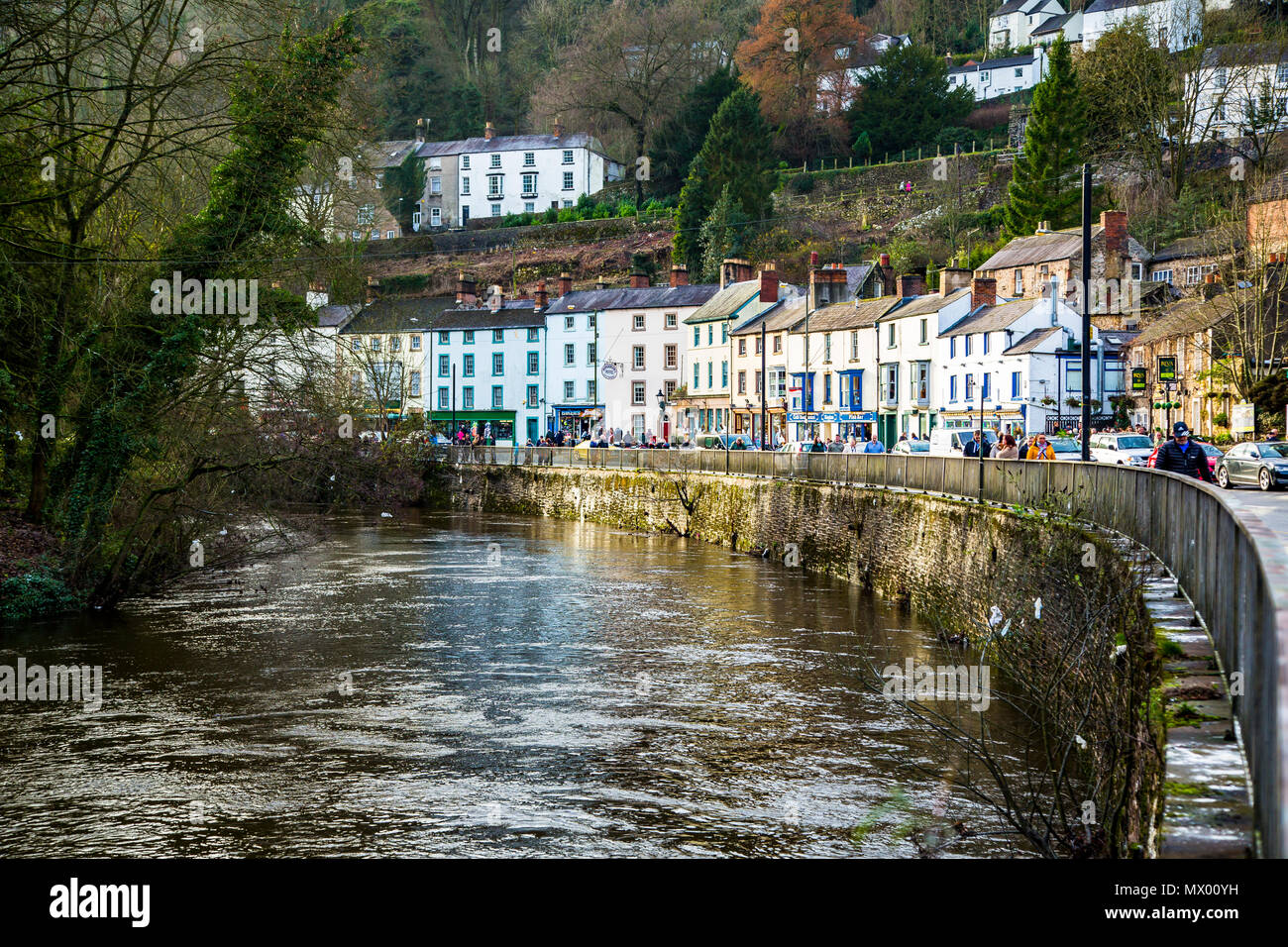 Den Fluss Derwent fließt durch den Kurort Matlock. Stockfoto