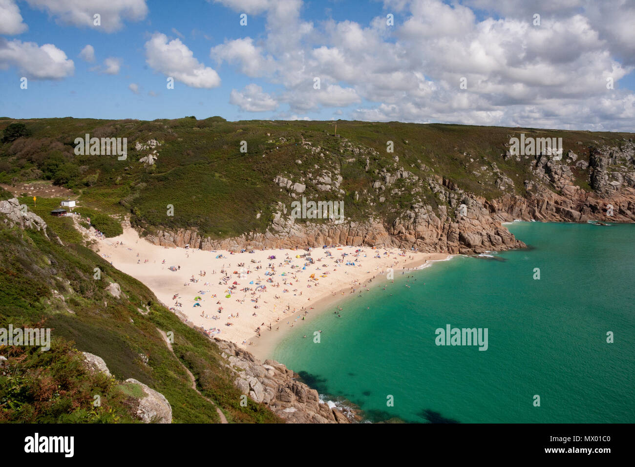 Strand bei Pothcurno Bay/Cove in Cornwall, England, Großbritannien, zeigen den Strand im Sommer. Luftaufnahme der Urlauber zum Sonnenbaden und Schwimmen. Stockfoto