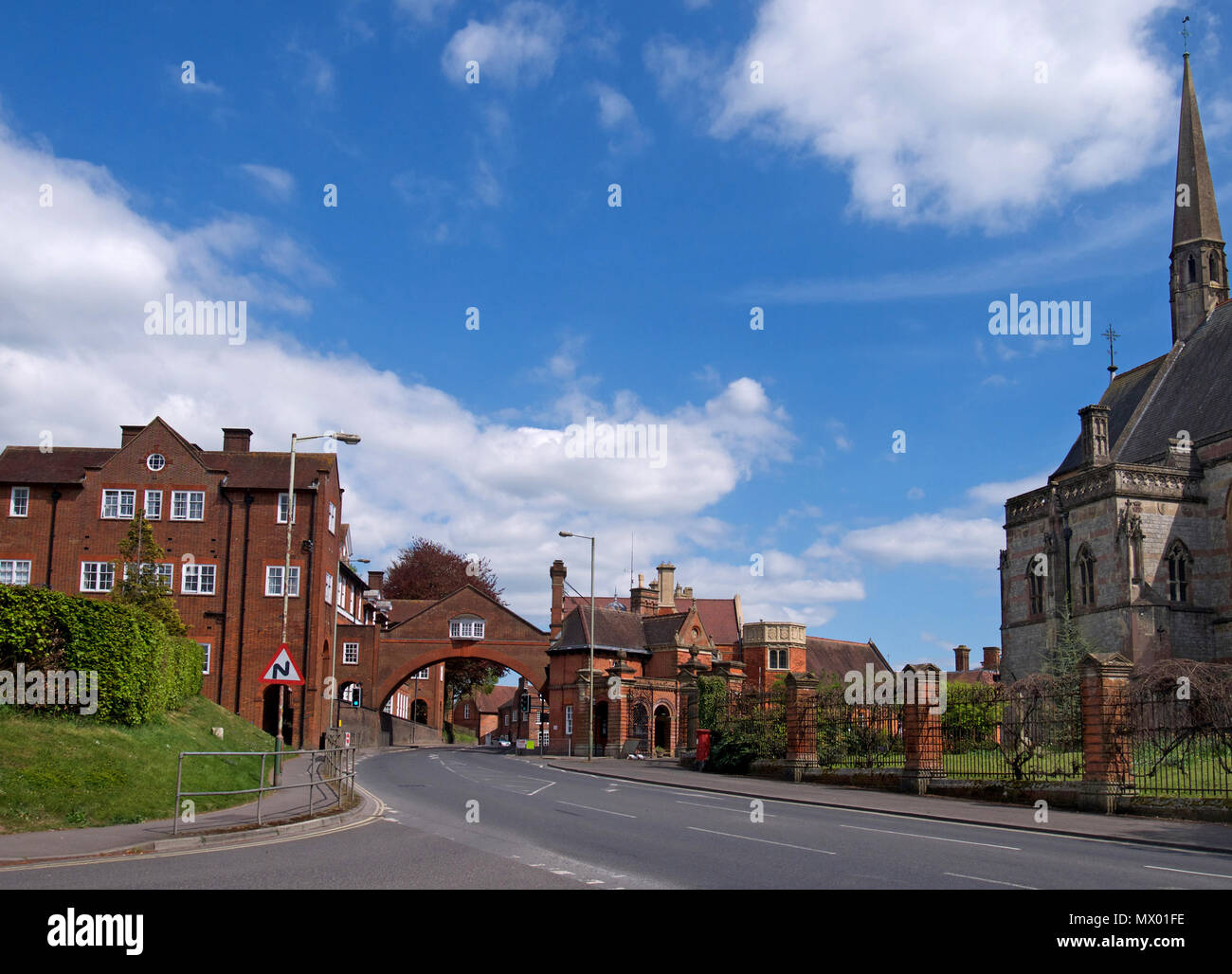 Torbogen auf der anderen Straßenseite zwischen den beiden Seiten des Marlborough College, Wiltshire Stockfoto