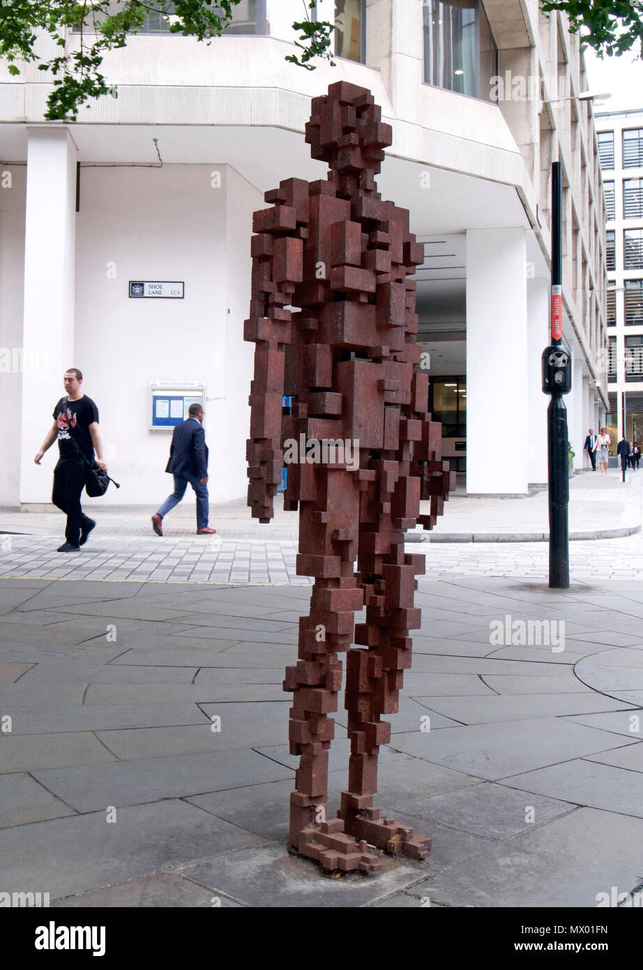 'Resolution' - Eine Antony Gormley Statue in Shoe Lane, London Stockfoto
