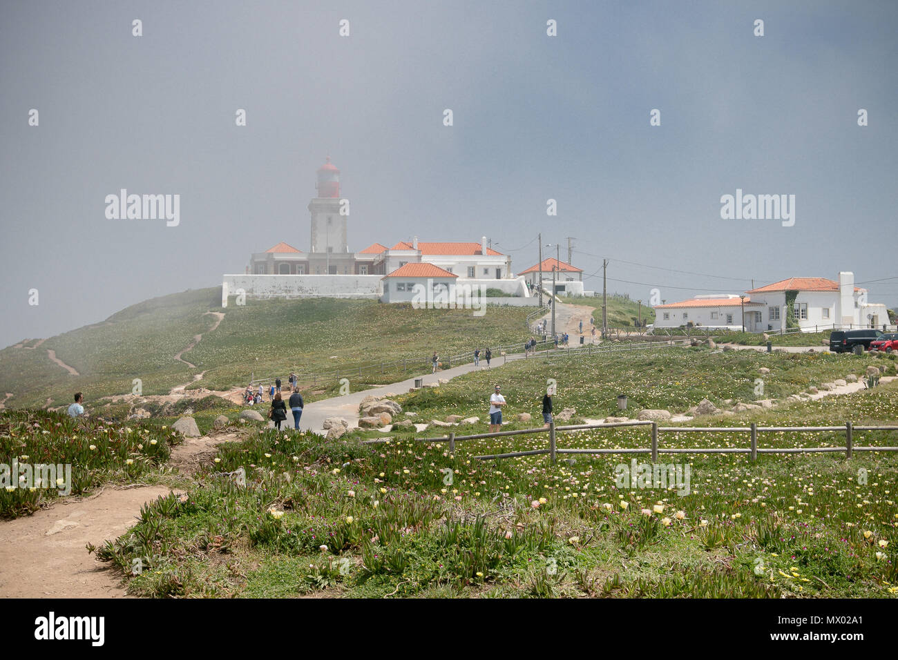 Touristen zu Fuß auf den Weg in das Feld in der Nähe des Cabo da Roca Leuchtturm. Cabo da Roca ist der westlichste Punkt des europäischen Festlandes. Stockfoto
