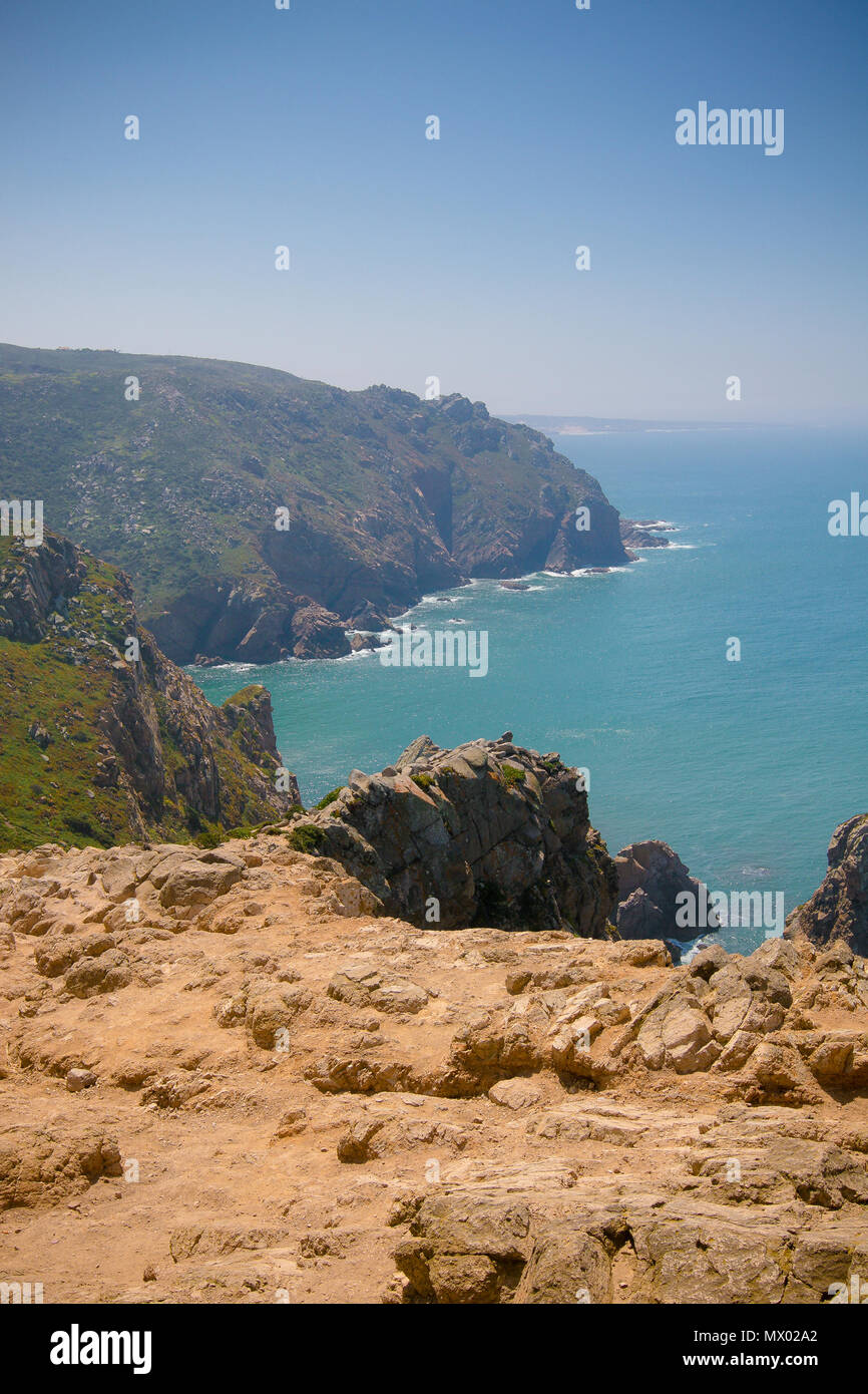Raue Küstenlinie in der Nähe von Cabo da Roca, dem westlichsten Punkt des europäischen Festlandes. Stockfoto