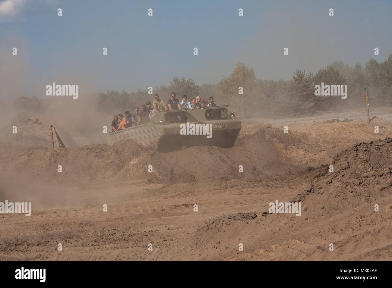 Borne Sulinowo, Polen - 23. August 2015: Militärische gepanzerten Fahrzeug Touristen nimmt um das Trainingsgelände. Stockfoto