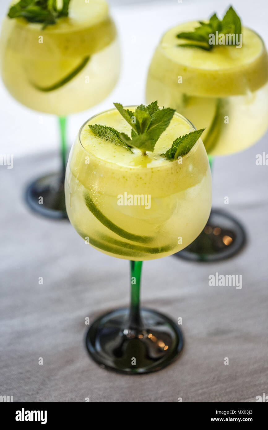 Kalte Limonade mit Holunder Sirup, Minze und Limette Stockfoto