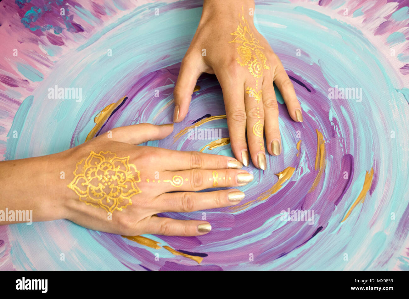 Zwei offene leere Mehndi Hände mit den Handflächen nach unten auf gemalten Hintergrund isoliert. Gold Muster. Die Kunsttherapie. Stockfoto