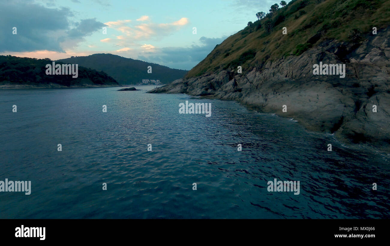 Kamera fliegt um die Felsen im Meer. Professionelle Aufnahme in 4K-Auflösung. 074. Sie können es verwenden, z. B. in ihrem kommerziellen Video, Reisen, Präsentation, Stockfoto