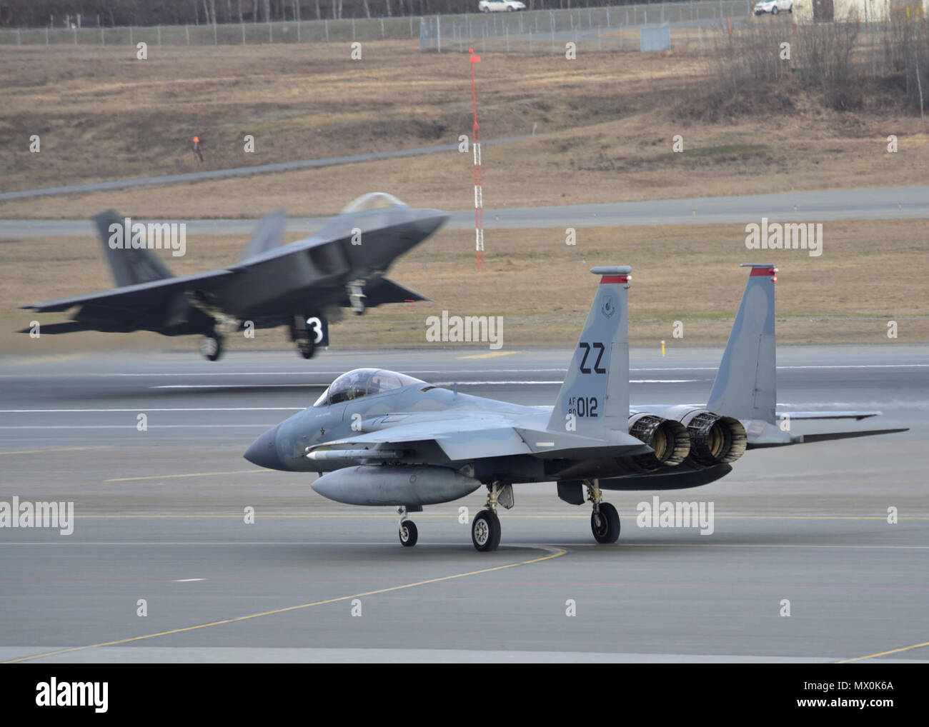 GEMEINSAME Basis ELMENDORF-RICHARDSON, Alaska-eine F - 15C Eagle angebracht zum 67. Kämpfer-Geschwader von Kadena, Japan taxis durch eine F - 16C Fighting Falcon der 18. Aggressor Squadron von Eielson Air Force Base, Alaska, befestigt, wie es für eine Ausbildungsmission 1. Mai 2017 zieht. Nördlichen Rand 2017 ist Alaskas Premiere Joint-Übung zur Praxis Operationen, Techniken und Verfahren sowie die Interoperabilität zwischen den Diensten zu verbessern. Tausende von Teilnehmern aus den Diensten; Flieger, Soldaten, Matrosen, Marines und Küstenwache Personal aus dem aktiven Dienst, Reserve und N Stockfoto