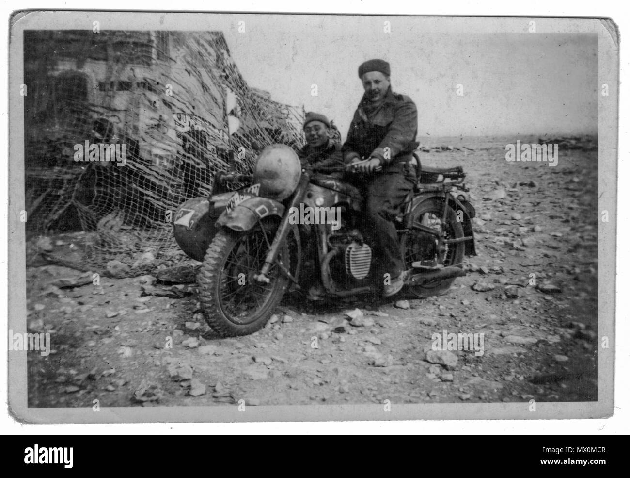 Zwei britische Soldaten mit dem Royal Artillery Regiment mit einem geliehenen (gestohlenen) BMW Sidecar-Outfit in der Western Desert Campaign 1941, 1942, im Zweiten Weltkrieg Stockfoto