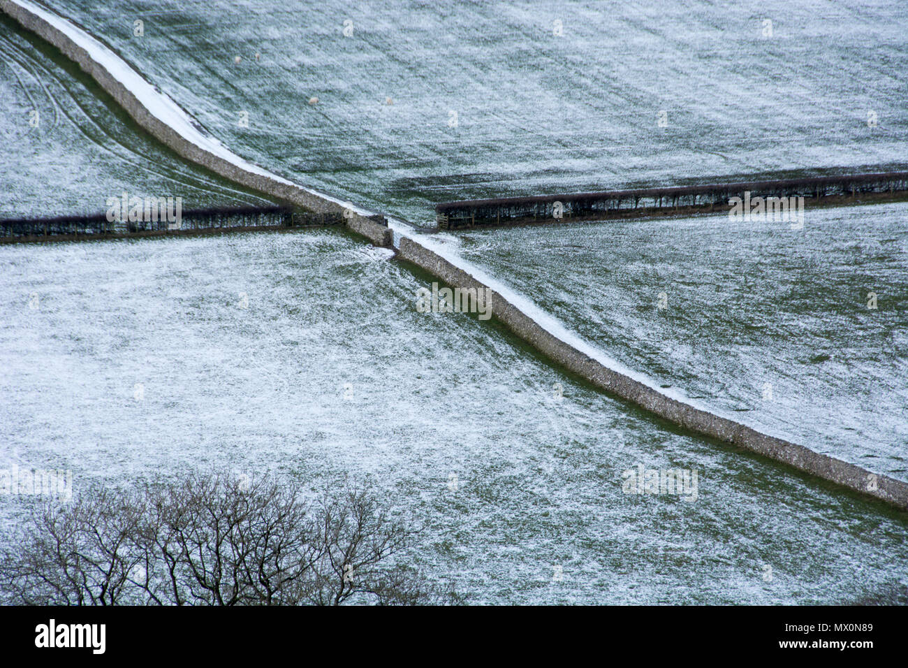 Blick auf die schneebedeckten Felder aus Farleton Knott, Lancashire, England, Großbritannien Stockfoto