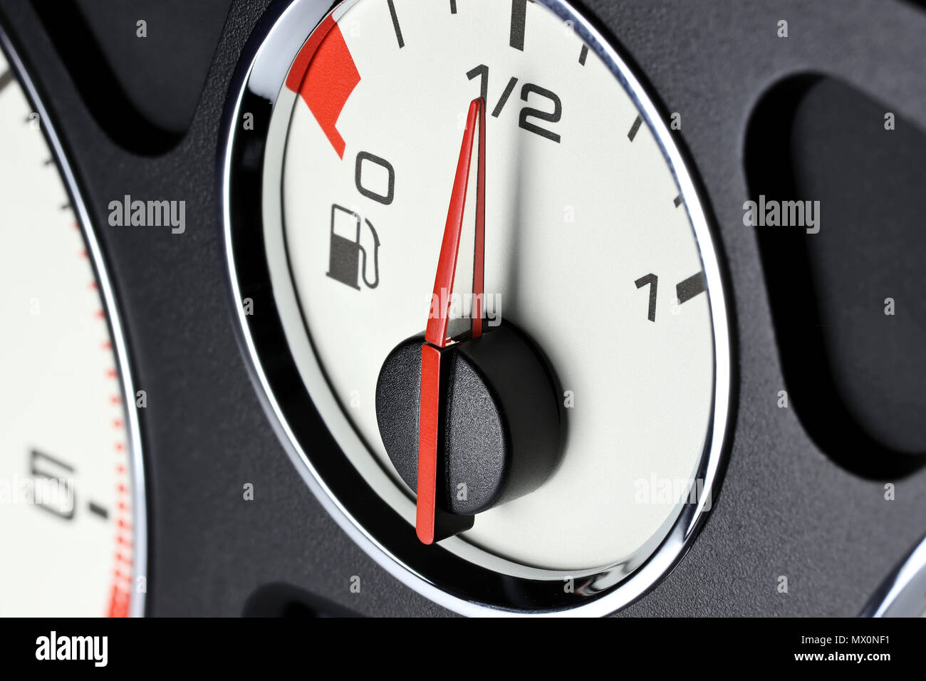Kraftstoffanzeige im Armaturenbrett - halb voll Stockfoto