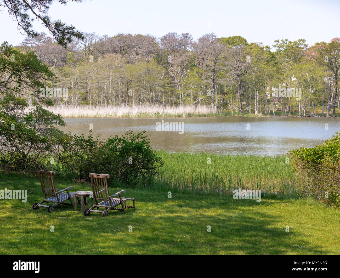 Zwei Stühle in einem Hof mit Blick auf Georgica Teich in East Hampton, New York Stockfoto Zwei Stühle in einem Hof mit Blick auf Georgica Teich in East Hampton, New York Stockfoto
