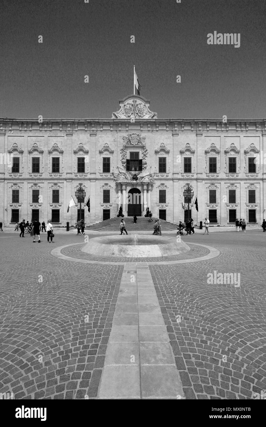 Sommer, der Auberge de Castille Gebäude, Merchants Street, Valletta, Malta. Stockfoto