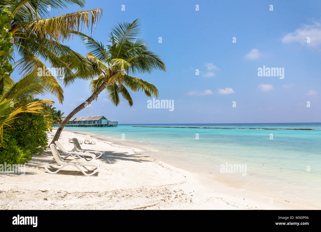 Die einzigartige Schönheit der blauen Lagune auf der tropischen Insel auf den Malediven Stockfoto