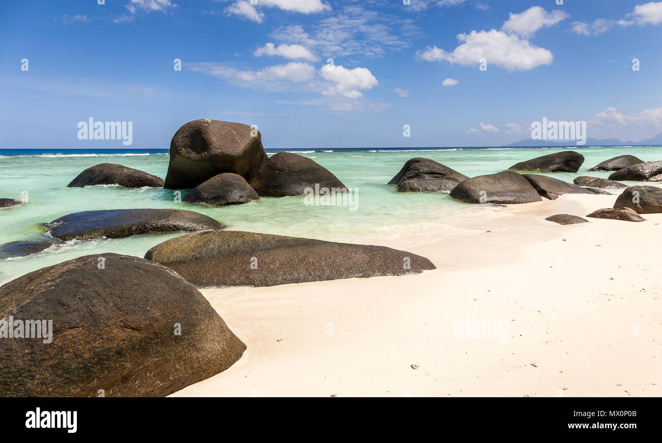 Tolle Aussicht auf türkisfarbenen Indischen Ozean auf den Seychellen Stockfoto