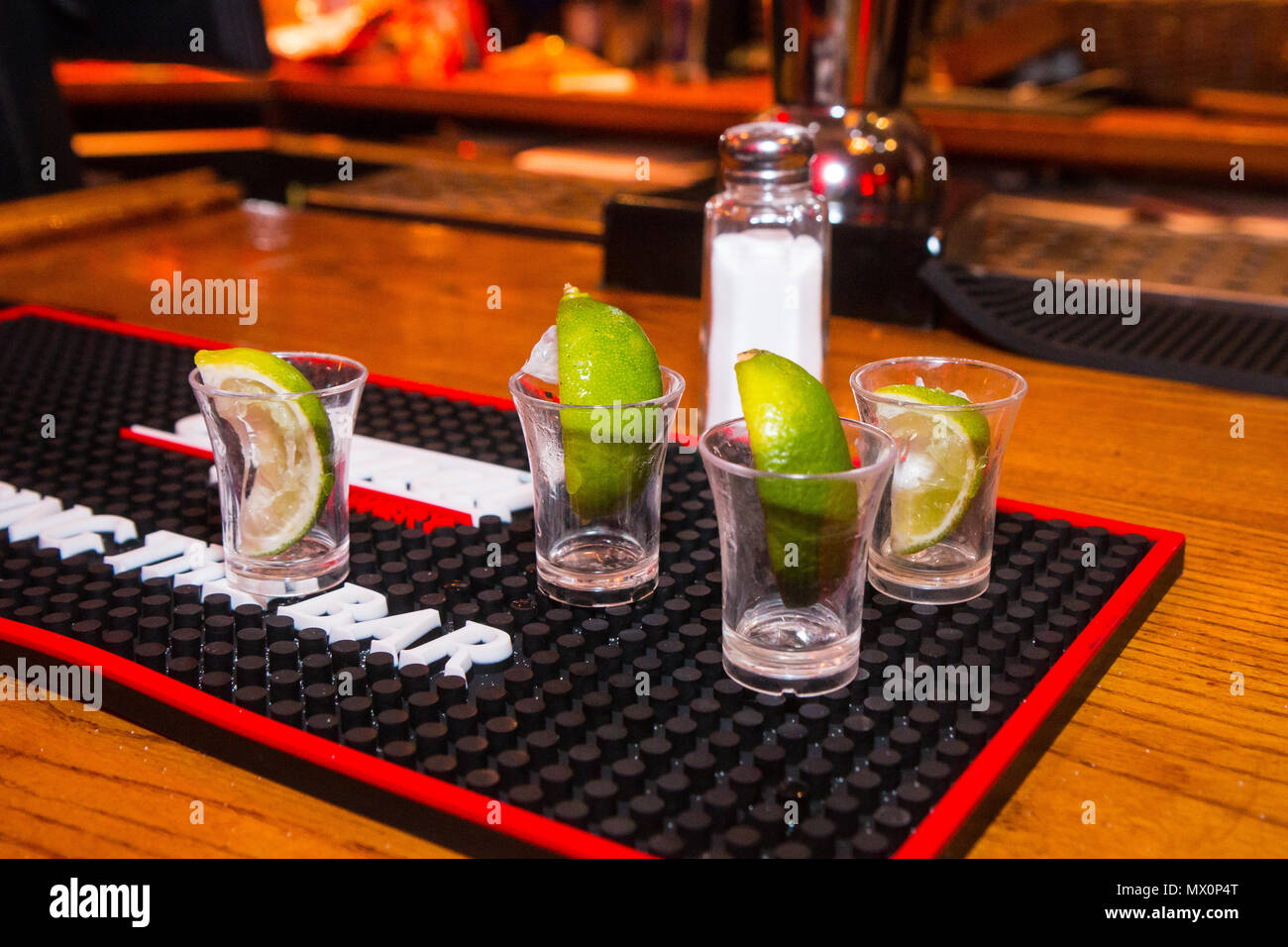 Tequila Gläser auf eine Bar, mit Kalk und Salz Stockfoto