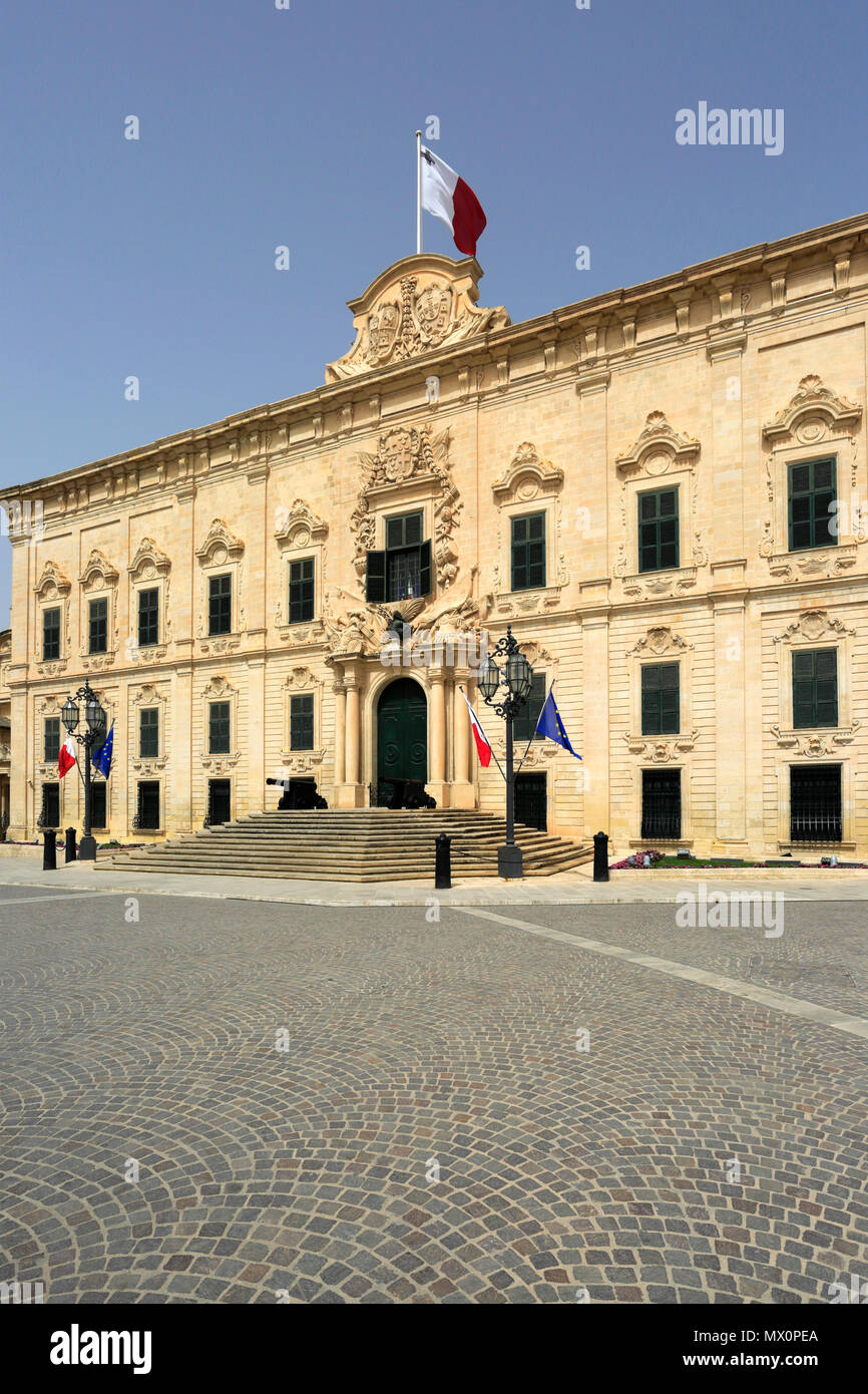 Sommer, der Auberge de Castille Gebäude, Merchants Street, Valletta, Malta. Stockfoto