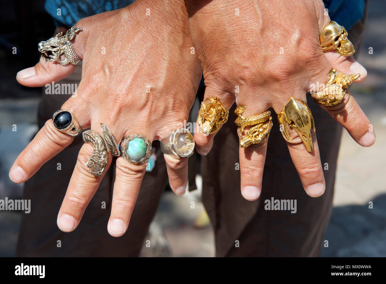 Close-up verzierten Ringe auf weibliche Hände Chiang Mai Nordthailand Stockfoto