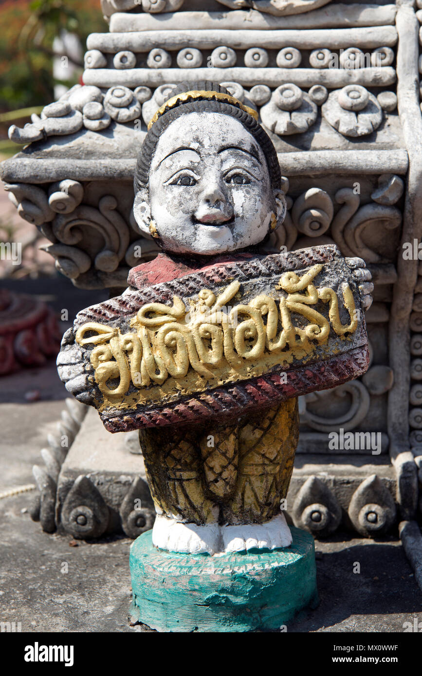 In der Nähe der Statue des Kindes Holding banner Wat Chaisrophoom Tempel Chiang Mai Nordthailand Stockfoto