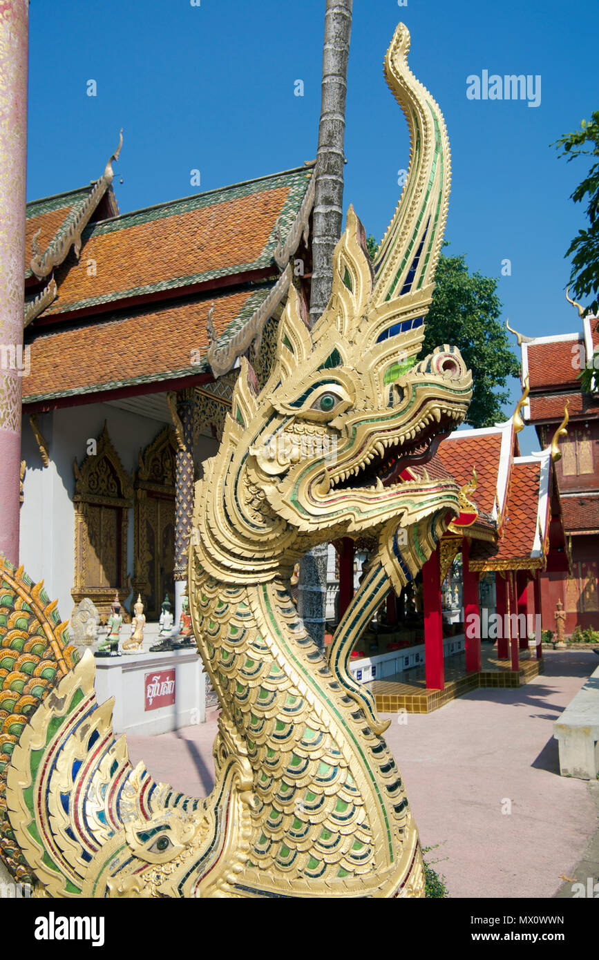 Drache schnitzerei Chaisrophoom Tempelanlage Wat Chiang Mai Nordthailand Stockfoto