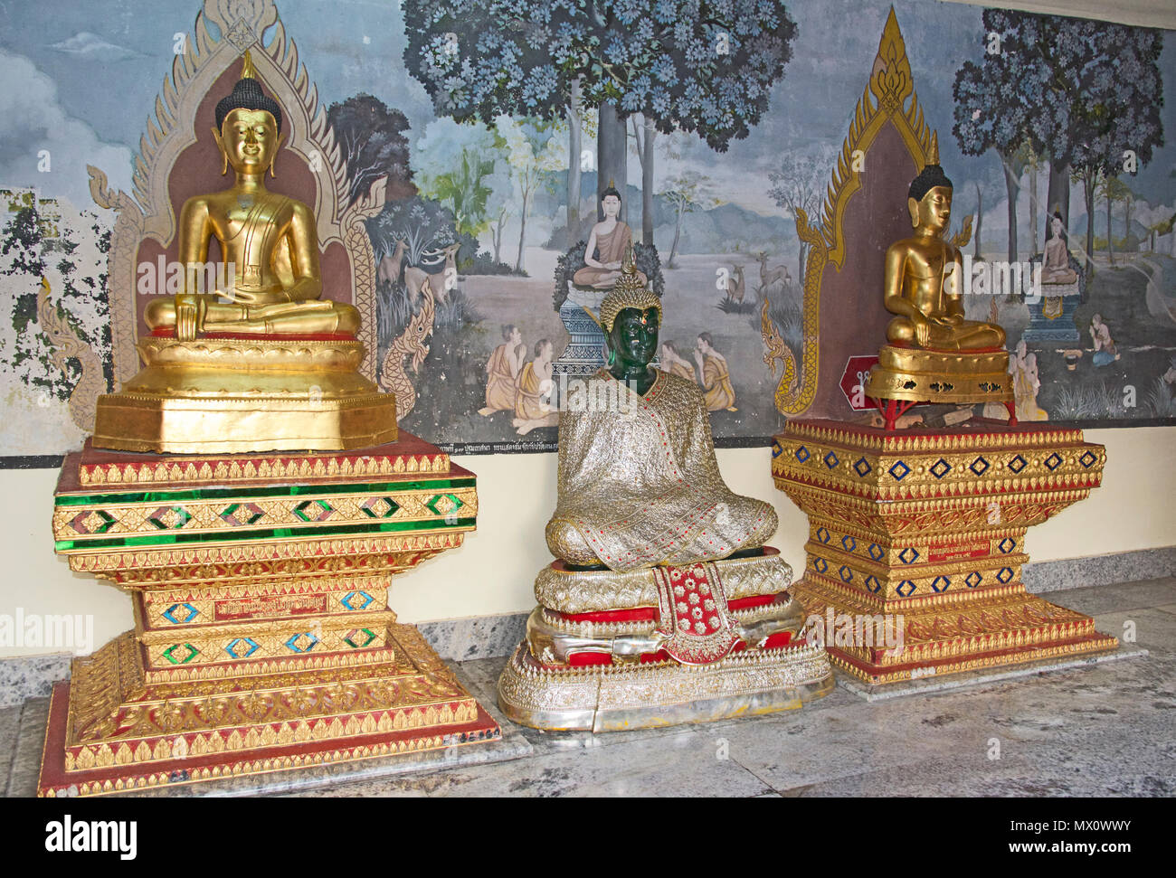 Galerie mit dir Statuen von Buddha Wat Phra That Doi Suthep Chiang Mai Nordthailand Stockfoto