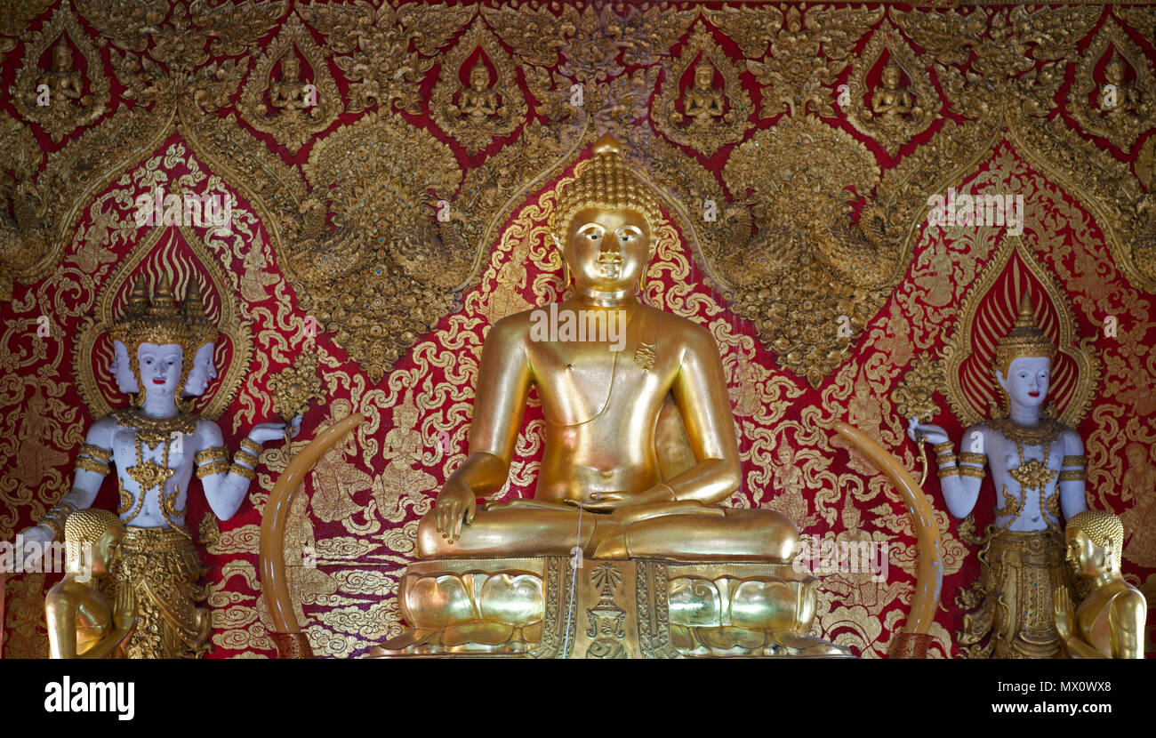 Innenraum sitzender Buddha Wat Bupparam Tempel Chiang Mai Nordthailand Stockfoto