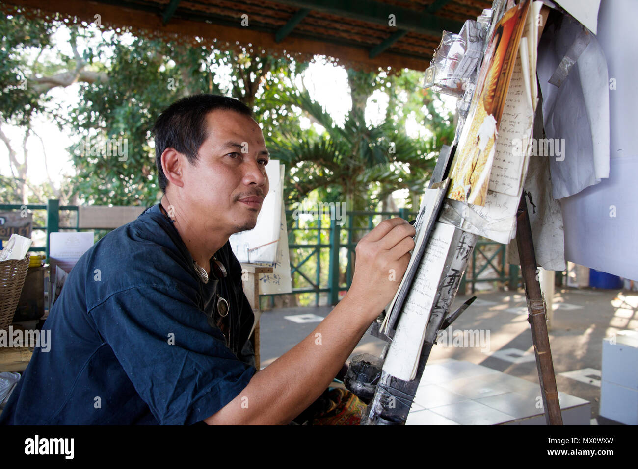 Portrait Künstler zeichnen mit Kohle Chiang Mai Nordthailand Stockfoto